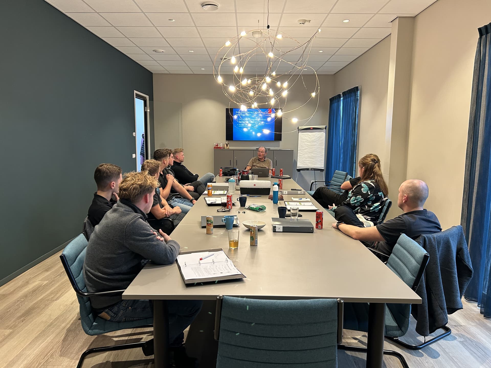 Deelnemers aan tafel tijdens een training van Agroskills op locatie