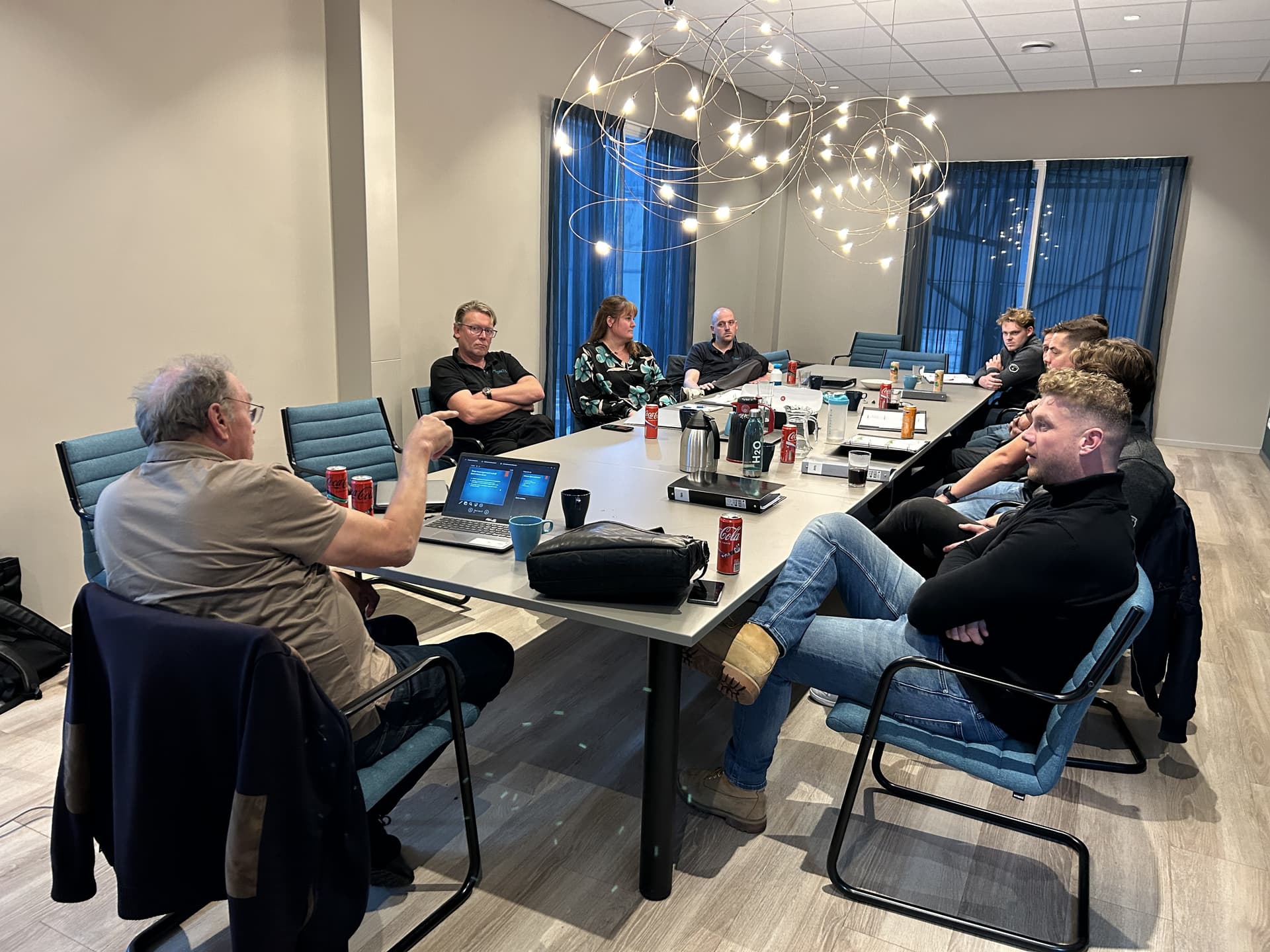 Deelnemers aan tafel tijdens een training van Agroskills op locatie