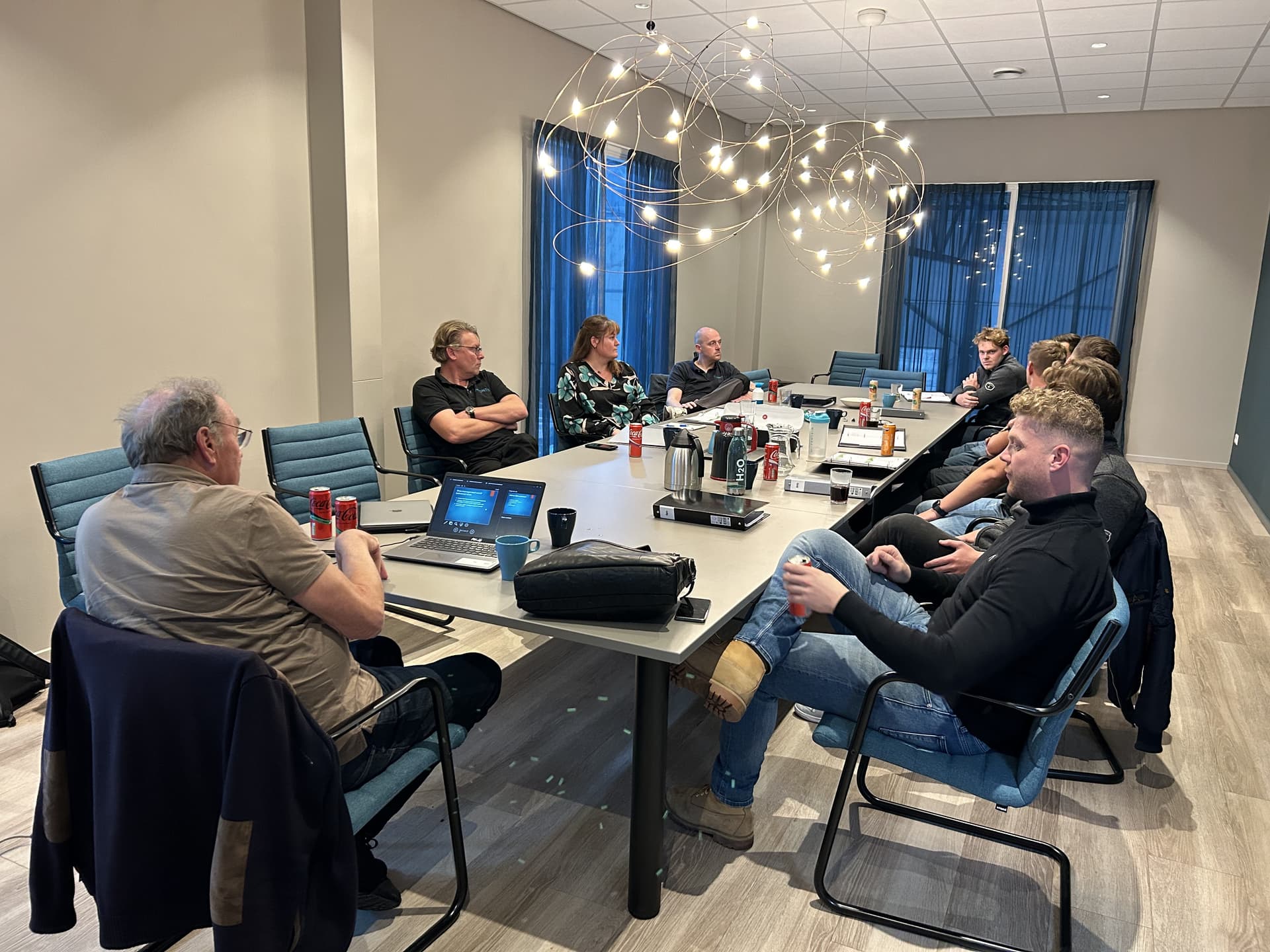 Deelnemers aan tafel tijdens een training van Agroskills op locatie