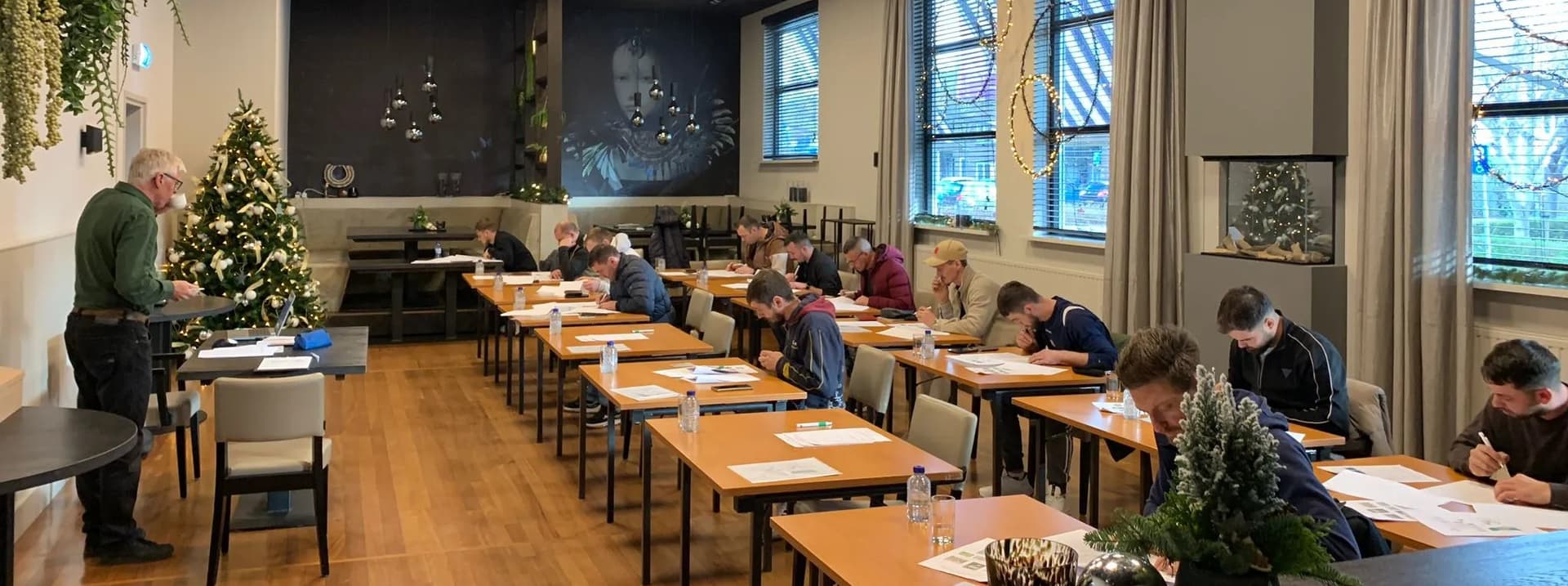 Een groep deelnemers maakt een examen bij Agroskills